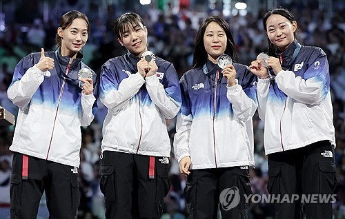 3일(현지시간) 프랑스 파리 그랑팔레에서 열린 2024 파리 올림픽 펜싱 여자 사브르 단체전 시상식에서 은메달을 획득한 우리 대표팀 윤지수(왼쪽부터), 전하영, 전은혜, 최세빈이 메달을 들고포즈를 취하고 있다.  [연합뉴스]